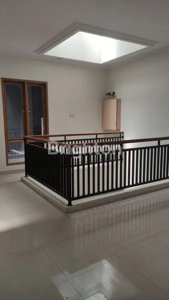 image RUMAH BARU 3 LANTAI DI PASAR KLIWON (4)