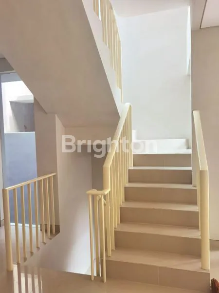 image RUMAH MODERN 3 LANTAI DI WBM2, KONDISI BERSIH SIAP HUNI (4)