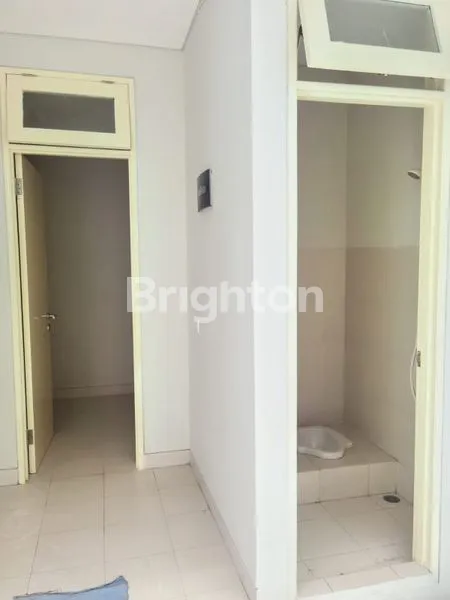 image RUMAH MODERN 3 LANTAI DI WBM2, KONDISI BERSIH SIAP HUNI (7)