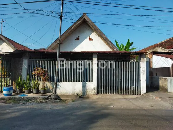 image RUMAH LAYAK HUNI DI KOTA SURABAYA DENGAN GARASI DAN CARPORT 4 MOBIL (1)