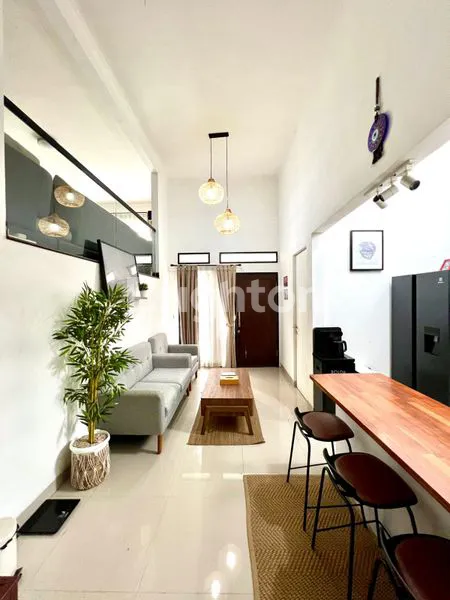 image RUMAH CANTIK DAN NYAMAN DI JAGAKARSA (2)