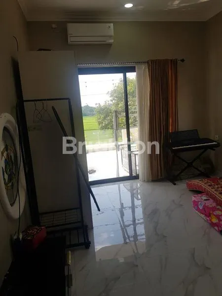 image RUMAH MEWAH 2 LANTAI SEMI FURNISHED COLOMADU (3)