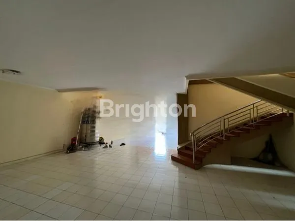 image RUKO 3 LANTAI BAGUS SIAP PAKAI COCOK BUAT USAHA DITENGAH KOTA SOLO  (6)