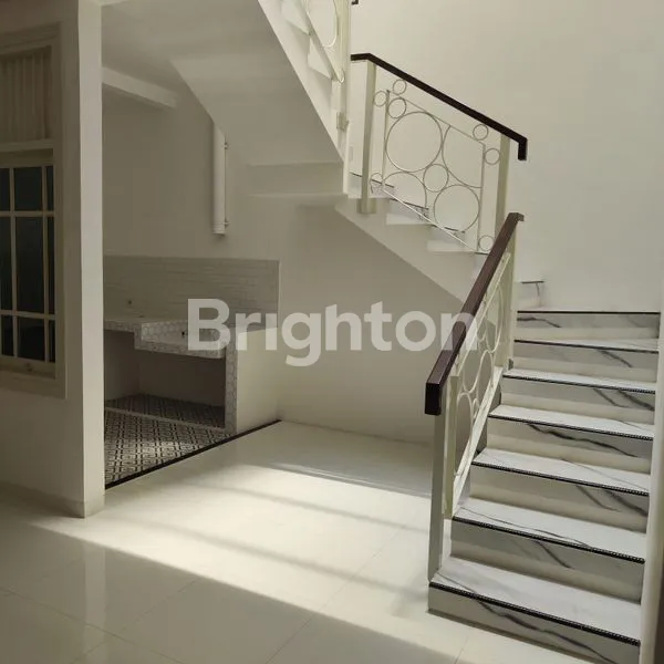 image RUMAH MEWAH 2 LANTAI SIAP HUNI BARU RENOVASI (5)