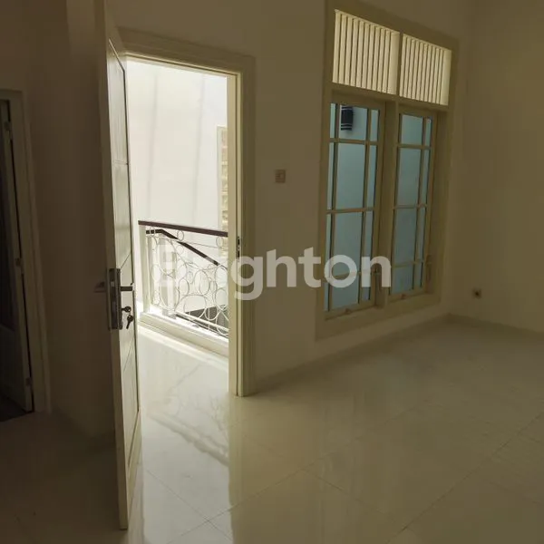 image RUMAH MEWAH 2 LANTAI SIAP HUNI BARU RENOVASI (7)