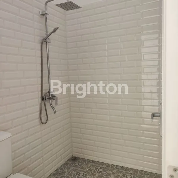 image RUMAH MEWAH 2 LANTAI SIAP HUNI BARU RENOVASI (6)