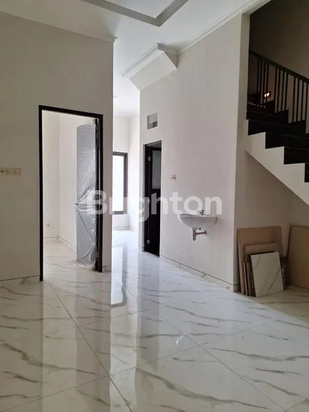 image RUMAH BARU DAN MODERN 2 LANTAI, DI KUTISARI INDAH, DEKAT KAMPUS PETRA, SIWALANKERTO, JEMUR ANDAYANI, JEMURSARI, SIER (2)