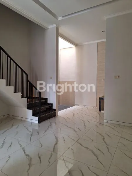 image RUMAH BARU DAN MODERN 2 LANTAI, DI KUTISARI INDAH, DEKAT KAMPUS PETRA, SIWALANKERTO, JEMUR ANDAYANI, JEMURSARI, SIER (3)