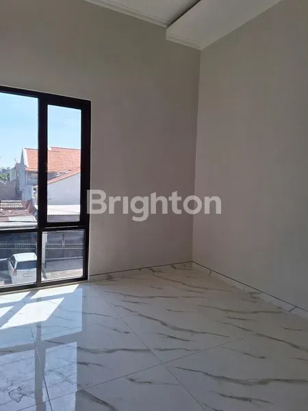 image RUMAH BARU DAN MODERN 2 LANTAI, DI KUTISARI INDAH, DEKAT KAMPUS PETRA, SIWALANKERTO, JEMUR ANDAYANI, JEMURSARI, SIER (6)