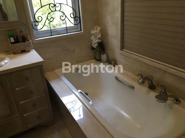 image RUMAH MEWAH DI MENTENG (2)