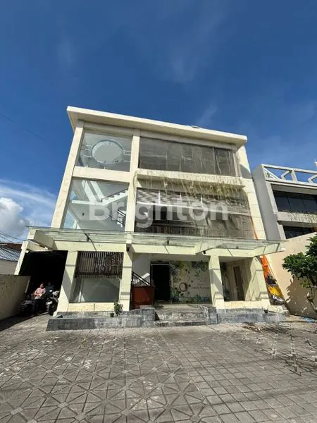 GEDUNG LUAS TIGA LANTAI DI AREA PARIWISATA KUTA