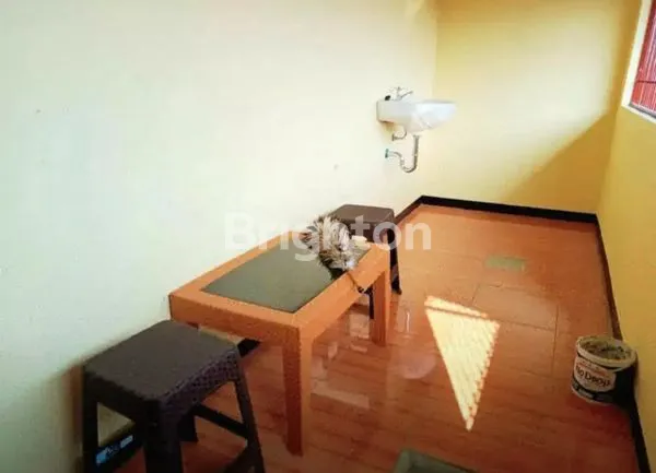 image RUMAH HOOK LUAS 2 LANTAI BAGUS SIAP HUNI LOKASI TENGAH KOTA AMAN DAN NYAMAN (2)