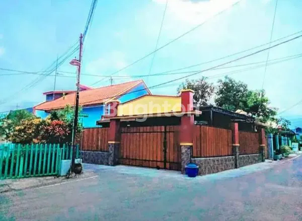 RUMAH HOOK LUAS 2 LANTAI BAGUS SIAP HUNI LOKASI TENGAH KOTA AMAN DAN NYAMAN