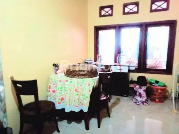 image RUMAH HOOK LUAS 2 LANTAI BAGUS SIAP HUNI LOKASI TENGAH KOTA AMAN DAN NYAMAN (4)