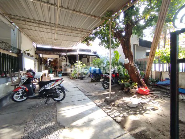 image RUMAH VINTAGE STRATEGIS DI JL. MUSI, SURABAYA (2)