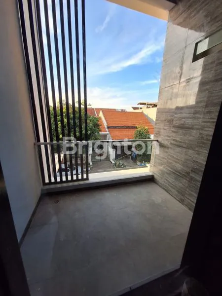 image RUMAH 2 LANTAI DESAIN MINIMALIS SIAP HUNI BARU GRESS (4)