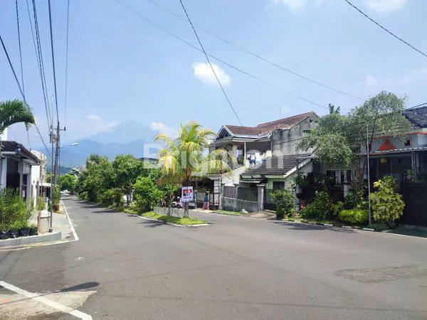 RUMAH DI LINGKUNGAN ASRI, POSISI HOOK, JALAN LEBAR, AKSES MUDAH, KOTA MAGELANG