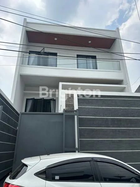 image RUMAH BAGUS SIAP HUNI 3 LANTAI 1/2 UKURAN 5X24 M2 BOJONG JAKARTA BARAT HADAP BARAT NEGO SAMPAI DEAL (1)