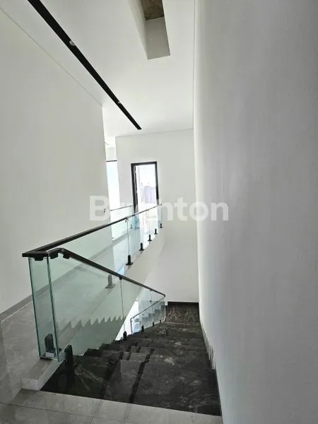 image RUMAH BARU GRESS MEWAH FASILITAS LENGKAP PENCAHAYAAN & SIRKULASI UDARA BAGUS KUPANG SURABAYA DEKAT TOL SATELIT DUKUH KUPANG SUKOMANUNGGAL VOID CEILING TINGGIBONUS KANOPI + SMART DOOR LOCK (8)