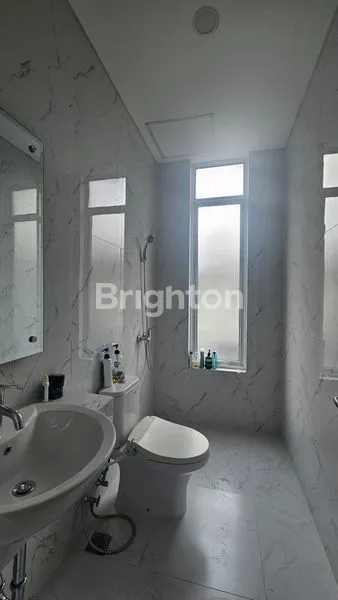 image RUMAH 2 LANTAI CANTIK SIAP HUNI DALAM CLUSTER GRANDURA LAVON TANGERANG (5)