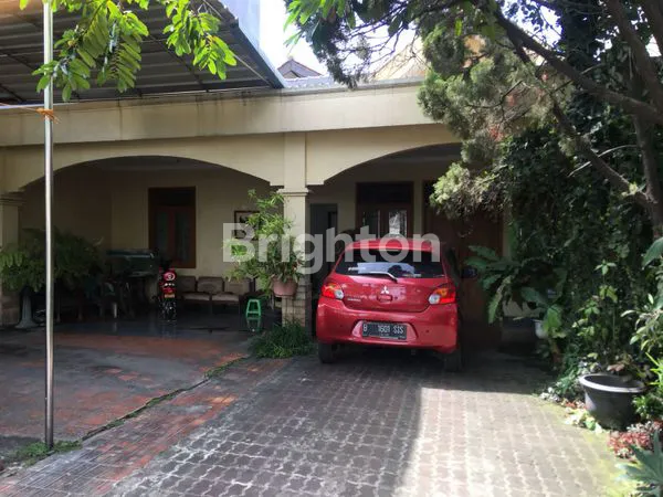 image DIJUAL RUMAH 2 LANTAI LAYAK PAKAI LOKASI BAGUS (2)