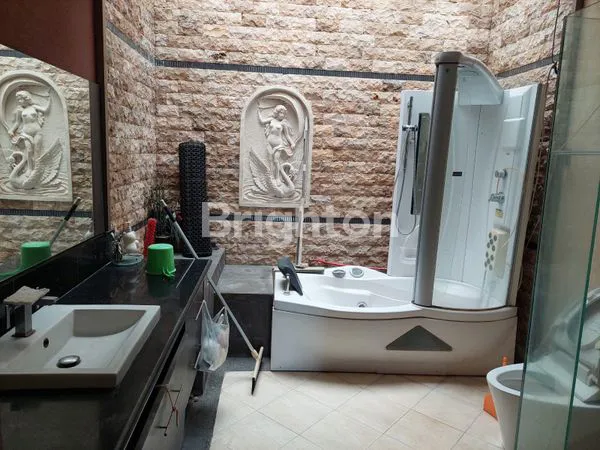 image RUMAH MEWAH 2.5 LANTAI DI NIEUW INDIE MALANG (4)