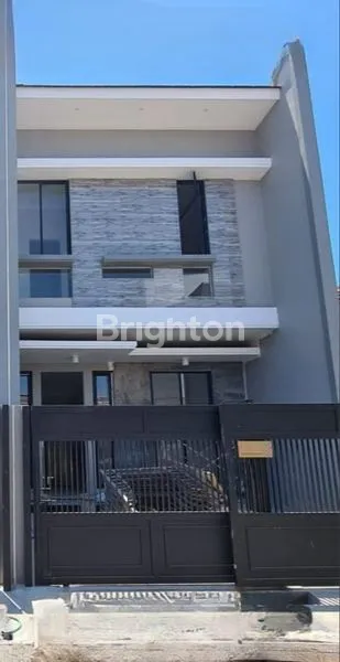 image RUMAH GRESS SELLANGKAH DARI MERR (1)