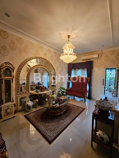 image RUMAH KLASIK 3 LANTAI DENGAN ROOF TOP FURNISHED DI SULFAT KOTA MALANG (4)