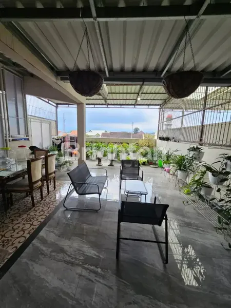 image RUMAH KLASIK 3 LANTAI DENGAN ROOF TOP FURNISHED DI SULFAT KOTA MALANG (7)