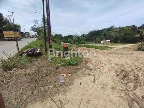 image LAHAN STRATEGIS DI JALUR TRUK KONTAINER (2)