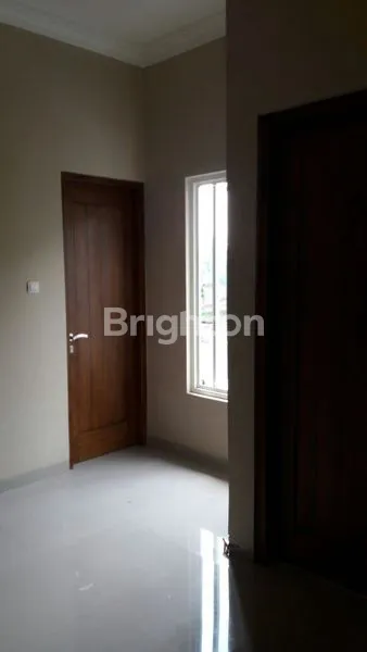 image DIJUAL RUMAH MODERN 2 LANTAI DENGAN MATERIAL YANG BERKUALITAS (6)