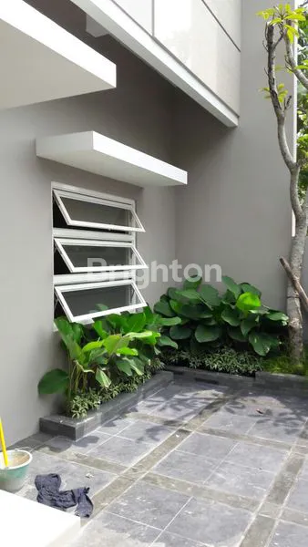 image DIJUAL RUMAH MODERN 2 LANTAI DENGAN MATERIAL YANG BERKUALITAS (2)