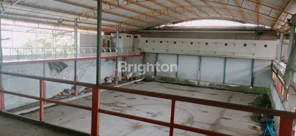 GEDUNG DI JALAN PENJARINGANSARI SURABAYA TIMUR SANGAT COCOK UNTUK GEDUNG OLAHRAGA, KANTOR, GEDUNG PERTEMUAN, KOMERSIAL