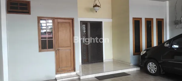 RUMAH DIPINGGIR JALAN UTAMA COCOK DIJADIKAN TEMPAT USAHA ATAU SEBAGAI RUMAH TINGGAL AREA BEBAS BANJIR