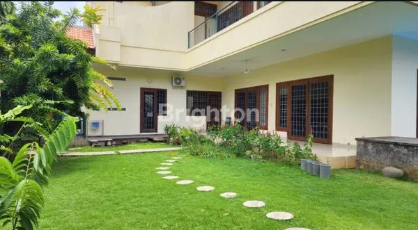 RUMAH MEWAH BERHAWA ASRI DENGAN KOLAM RENANG DI PUSAT KOTA RENON