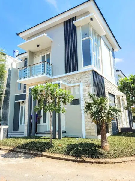 image RUMAH BARU 2 LANTAI DESIGN MODERN MINIMALIS LOKASI STRATEGIS DEKAT CLUB' HOUSE DI TIRTASANI KOTA MALANG (1)