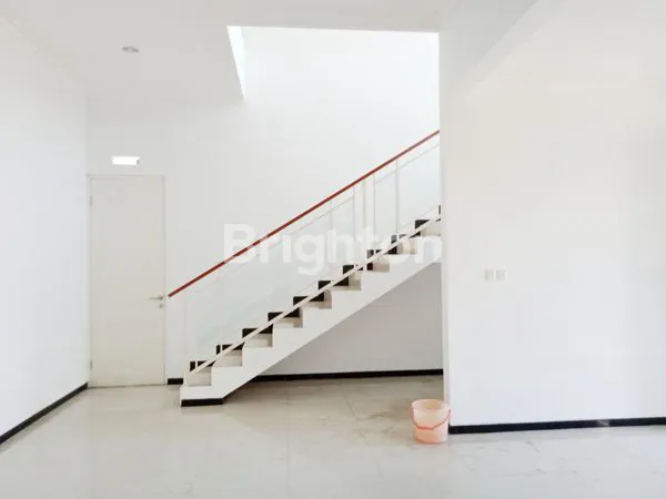 image RUMAH BARU 2 LANTAI DESIGN MODERN MINIMALIS LOKASI STRATEGIS DEKAT CLUB' HOUSE DI TIRTASANI KOTA MALANG (4)