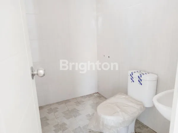 image RUMAH BARU 2 LANTAI DESIGN MODERN MINIMALIS LOKASI STRATEGIS DEKAT CLUB' HOUSE DI TIRTASANI KOTA MALANG (5)