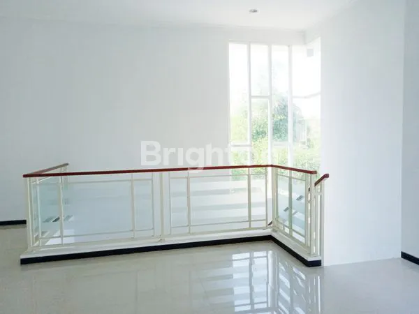 image RUMAH BARU 2 LANTAI DESIGN MODERN MINIMALIS LOKASI STRATEGIS DEKAT CLUB' HOUSE DI TIRTASANI KOTA MALANG (8)