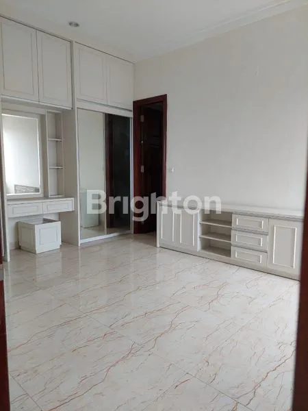 image RUMAH HOOK 3 LANTAI STRATEGIS DAERAH PANTAI MUTIARA JAKARTA UTARA (6)