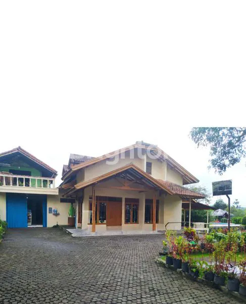 image VILLA KELUARGA YANG ASRI DILENGKAPI DENGAN KOLAM RENANG (1)