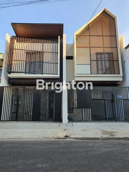 image MODERN MINIMALIS BARU GRESS DI BARUK UTARA. DEKAT RAYA MERR, NIRWANA, ARAYA, GRIYA GALAXY, GRAHA SANTOSO, RUNGKUT. DEKAT JUANDA, RSUD, UNIVERSITAS TERBUKA, SUPERINDO, KOMERSIAL AREA RAYA MERR, UBAYA, UK PETRA (1)