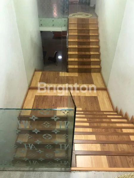 image RUMAH MEWAH OUTDOR POLL MANYAR KARTIKA (3)