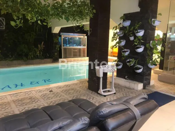 image RUMAH MEWAH OUTDOR POLL MANYAR KARTIKA (5)