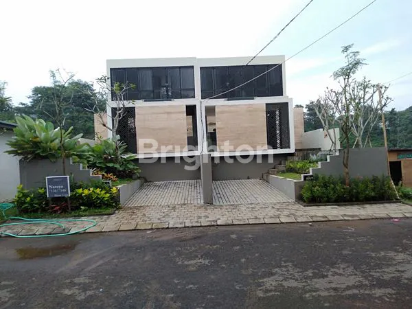 image HUNIAN ASRI 3 LANTAI DENGAN ARSITEKTUR MENARIK KONSEP VILLA DI PERUMAHAN SAKALA VILLA PUNCAK TIDAR (8)