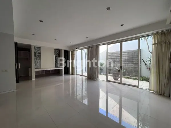 image RUMAH CITRALAND, GOLF AVENUE NYAMAN DAN TERAWAT (2)