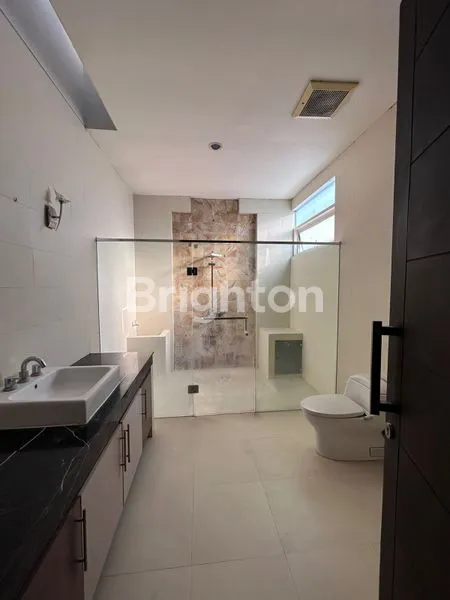 image RUMAH CITRALAND, GOLF AVENUE NYAMAN DAN TERAWAT (6)