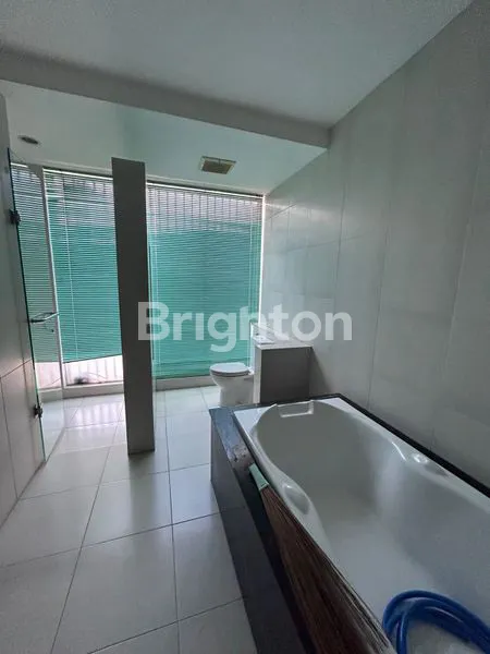 image RUMAH CITRALAND, GOLF AVENUE NYAMAN DAN TERAWAT (7)