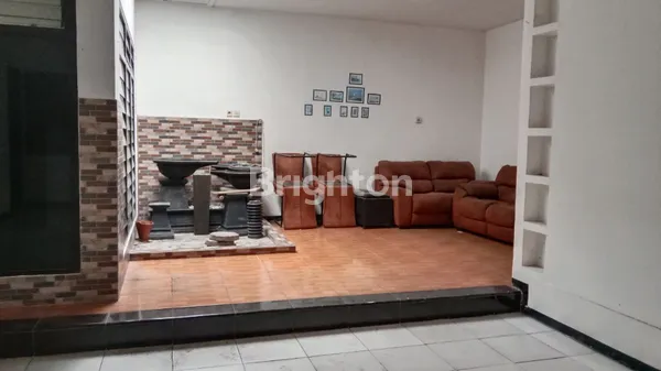 image RUMAH LUAS DAN STRATEGIS LOKASI POROS RAYA SAWOJAJAR (2)