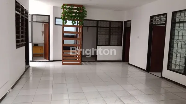 image RUMAH LUAS DAN STRATEGIS LOKASI POROS RAYA SAWOJAJAR (5)